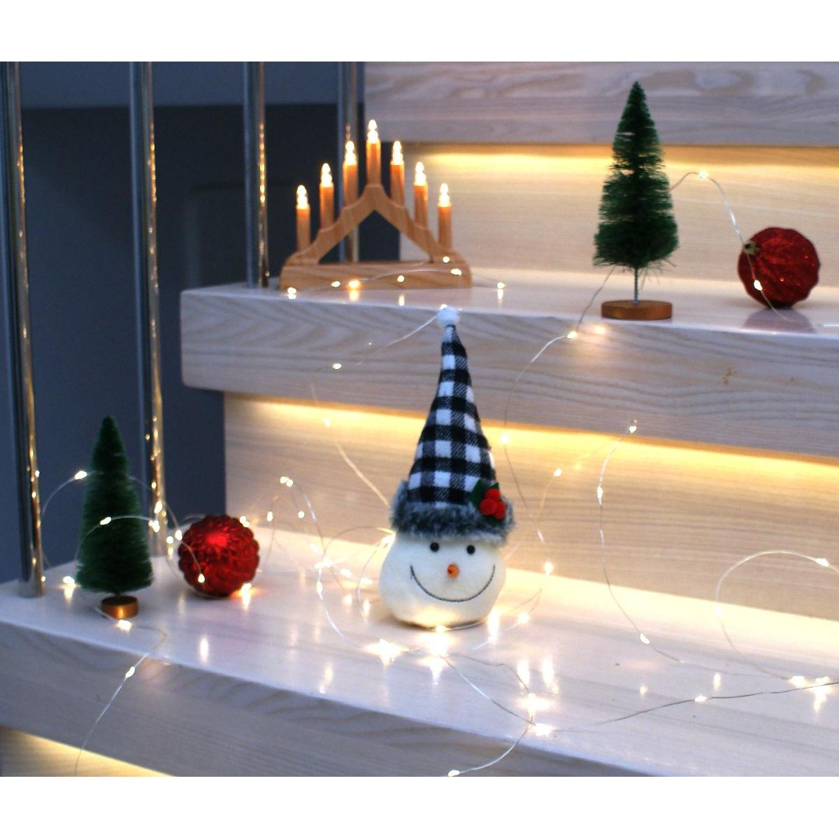 BAŁWANEK DEKORACYJNY Z CZAPKĄ W BIAŁO CZARNĄ KRATKĘ BAŁWANEK DEKORACYJNY Z CZAPKĄ W BIAŁO CZARNĄ KRATKĘ